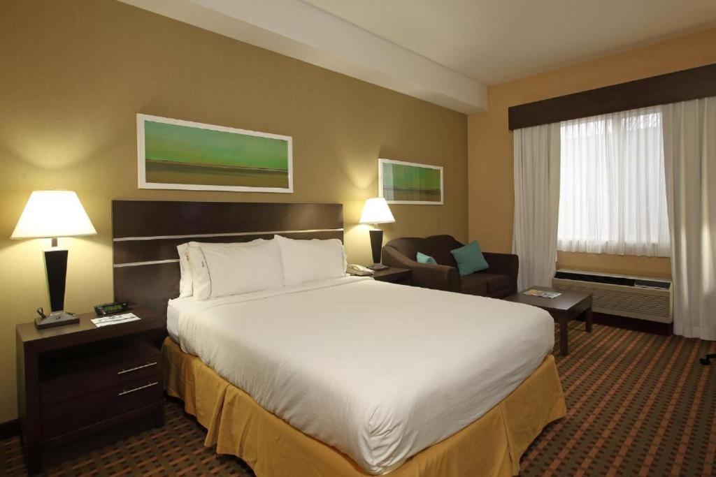 Holiday Inn Express Hotel & Suites Vernon By Ihg Buitenkant foto